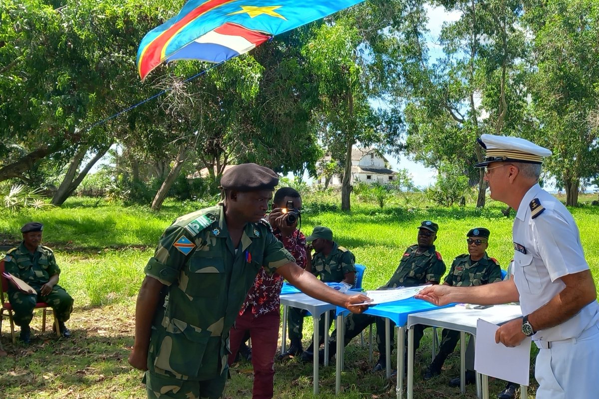 DLIAG_Officiel's tweet photo. 0⃣5⃣ au 1⃣4⃣/1⃣2⃣ Entrainement #VISITOPS à #Boma entre spécialistes @MarineNationale 🇫🇷 des #EFG 🇫🇷 et 3⃣2⃣ fusiliers-marins 🇨🇩 #RDC
✅ Appui du patrouilleur 🇨🇩 "Moliro"
✅ Renforcement action de l’État en mer 🇨🇩
✅ Nouvel entrainement 🇫🇷🤝🇨🇩 en mars
@EtatMajorFR
@AmbaFranceRDC https://t.co/81zuXQLbxO