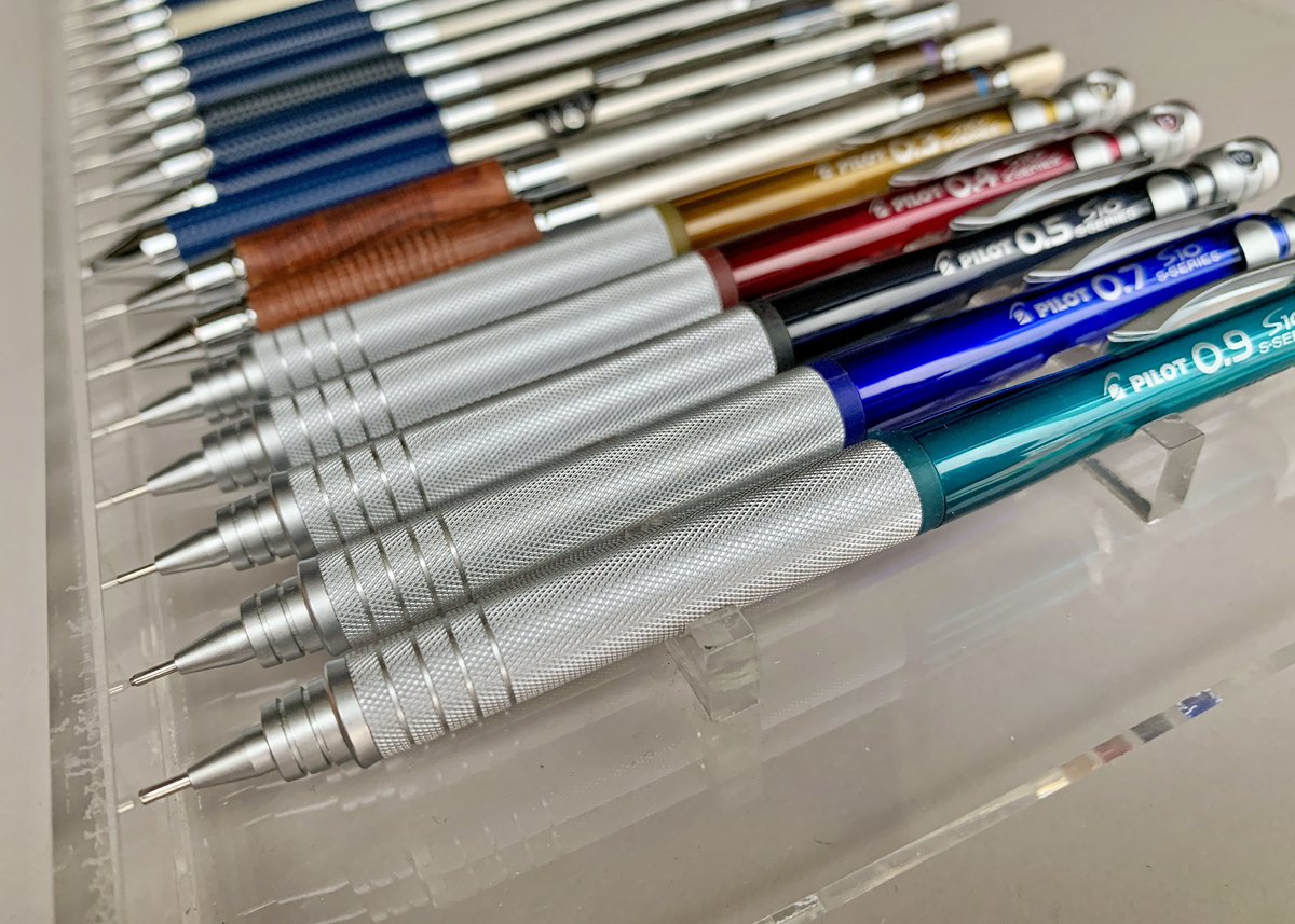 私の大好きなパイロットの製図用シャーペンが全部で24本あります。H