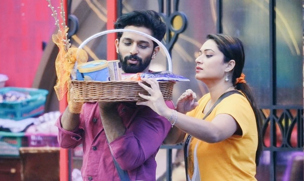 yaakinge1234's tweet photo. Really feeling sad for these 2

#Tanisha and #Karthik  played one 1 task that too from their own 🥲

No body seeking justice for these 2

As I said first day of TTF task Bigg Boss made a unfair type of procedure to play tasks

#BBK10 https://t.co/nzDcaURLJW