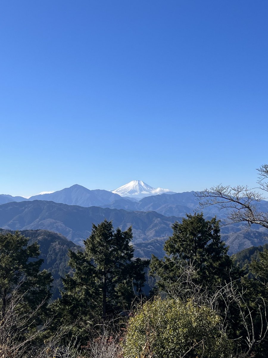 judotwcpe's tweet photo. こんにちは🔆☁️
冬期休み最終日は高尾山に行きました⛰
みんなで自然を感じながら山頂まで登りきることができました！
山頂からの景色は素晴らしかったです🙌🏻
学校も始まったので、気持ちを切り替えてチーム全員で改めて頑張っていきます🔥 https://t.co/7FXvRjyzOF
