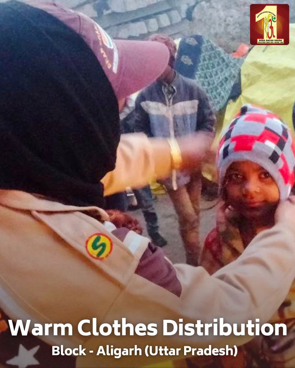 DSSNewsUpdates's tweet photo. Dera Sacha Sauda volunteers are making a significant impact with blankets and warm clothes distribution drive. Their dedicated efforts are bringing much-needed warmth to families living near roads, showcasing the true spirit of giving. #BlanketOfHumanity #WinterWarmth #DeraSachaSauda