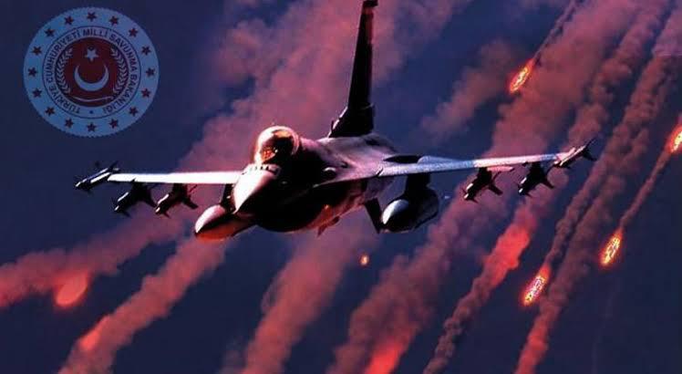TrknGc_03's tweet photo. Irak kuzeyindeki Metina, Hakurk, Gara ve Kandil bölgeleri ile Suriye kuzeyinde bulunan ve terör örgütü PKK tarafından kullanılan, içerisinde sorumlu düzeyde teröristlerinde bulunduğu mağara, sığınak, barınak ve petrol tesislerinden oluşan 29 hedef imha edildi. https://t.co/1fzGC32o0X