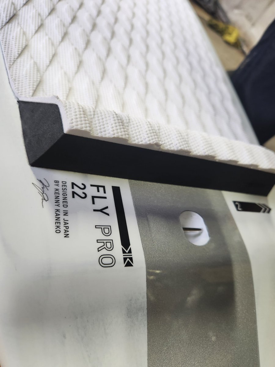 nagmotors's tweet photo. レース用のSUPが入荷しました！
長さ14フィート(約4.3m)あるのに約11Kgしかありません！
#KOKUA
#FLYPRO
#フルカーボン
#レース用
#試乗できます https://t.co/ehw4K6sEfM