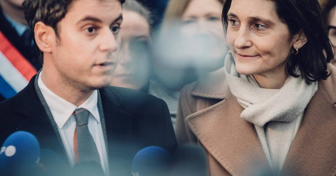 ProfToujours's tweet photo. Contrairement à ce que je lis ici et là - et que j'ai écrit aussi - mme @AOC1978 n'a commis aucune "bourde".

Elle dit posément et clairement le fond de sa pensée.

C'est à dire son mépris du service public d’éducation et de ses personnels.

Je ne vois pas comment cette dame peut poursuivre sa tâche après ce divorce avec les enseignants.
#Stanislas 
#oudeacasterademission