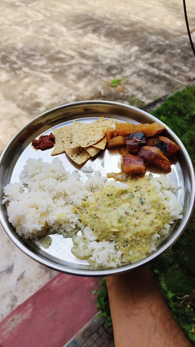 raajcar's tweet photo. Pineapple Kayirasa, ಸೌತೆಕಾಯಿ ಅಂಡ್ ಸುಟ್ ಹುಳಿ 🤭 , ಹಪ್ಪಳ , ಲಿಂಬೆಕಾಯಿ ಉಪ್ಪಿನಕಾಯಿ , ಅ��್ನ ಅಷ್ಟೇ ಅಷ್ಟೇ
#Foodie #MomsMagic https://t.co/lYijHKRdEj