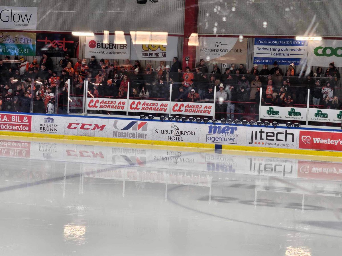 KRIFHockey's tweet photo. Gör eftermiddagen till en fest! Ta med dig familjen till Blekingederbyt i Allettan!
71 sittplatser kvar, gott om ståplatser!
https://t.co/iqJA81QXug
Bilder från senaste derbyt!
#karlskronahkofficiella #blackbugs #wa #KRIF https://t.co/UeSCcqPv90