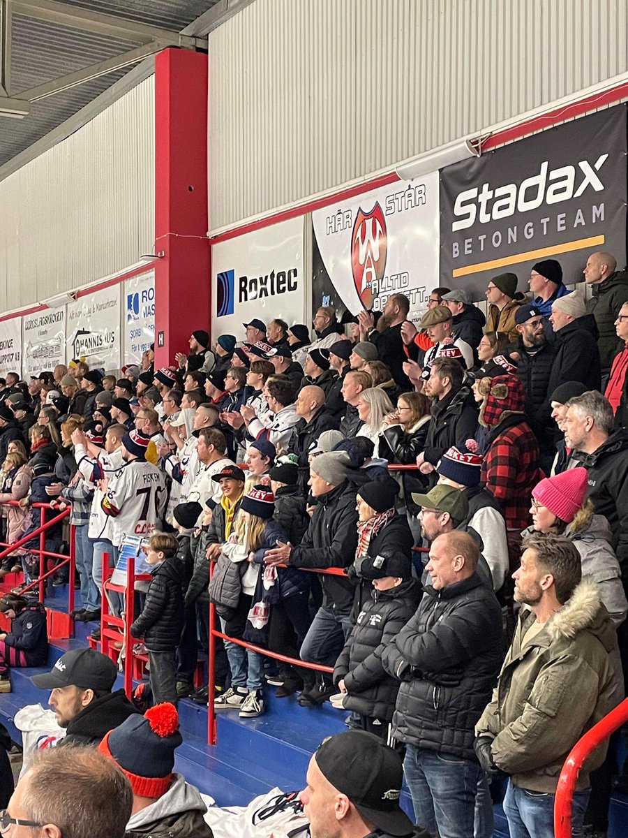 KRIFHockey's tweet photo. Gör eftermiddagen till en fest! Ta med dig familjen till Blekingederbyt i Allettan!
71 sittplatser kvar, gott om ståplatser!
https://t.co/iqJA81QXug
Bilder från senaste derbyt!
#karlskronahkofficiella #blackbugs #wa #KRIF https://t.co/UeSCcqPv90