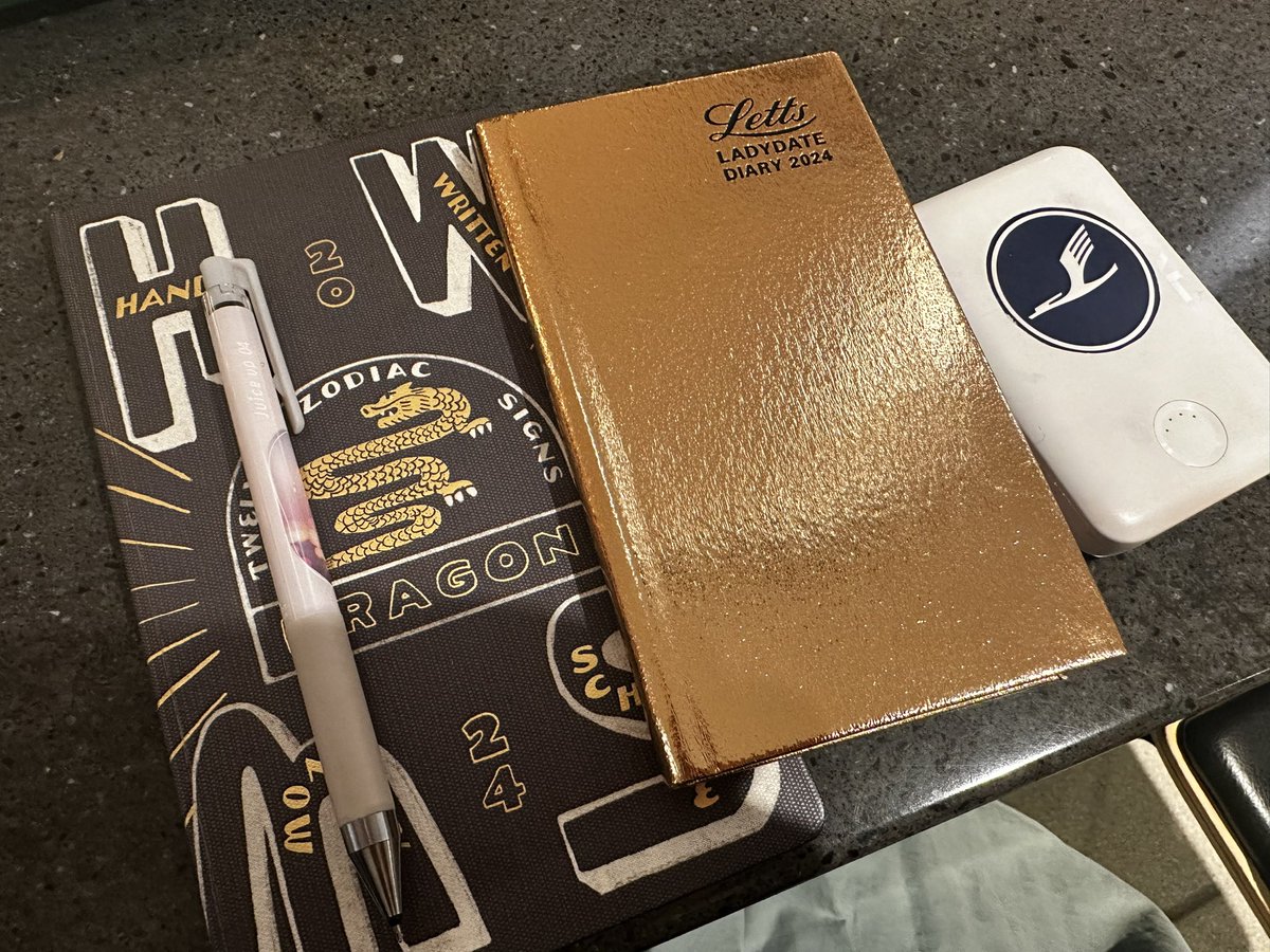 gogogotraveling's tweet photo. 手帳は1年振り返った時に楽しく
かったなぁって思えるように書くようにしてます😊
今年もこの2冊で👍
ペカペカ✨のローズゴールドのlettsの手帳😍
モバイルバッテリーはルフトハンザのシール貼ってみました😂
意外とお気に入り♡
#letts https://t.co/PuQxsEWKjq