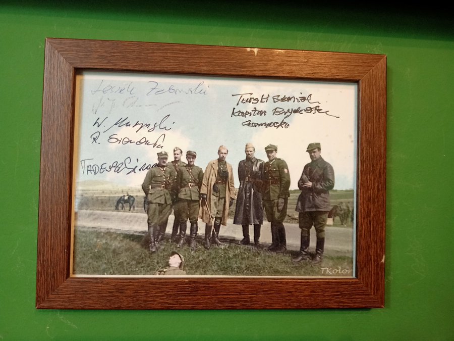 7Jarek's tweet photo. Dzisiaj rocznica wymarszu #BrygadaŚwiętokrzyskaNSZ 🇵🇱🦎na Zachód [1945r.]    

W moim gabinecie takie cudo.  
#WmoimFyrtlu 
#WakaTrwa 🇵🇱

@Zebrowski_NSZ   
MJ #Chodakiewicz   
Wojciech #Muszyński 
Rafał #Sierchuła   
śp. Tadeusz Sikora  
śp. major Stanisław Turski. https://t.co/j6JTU3q724