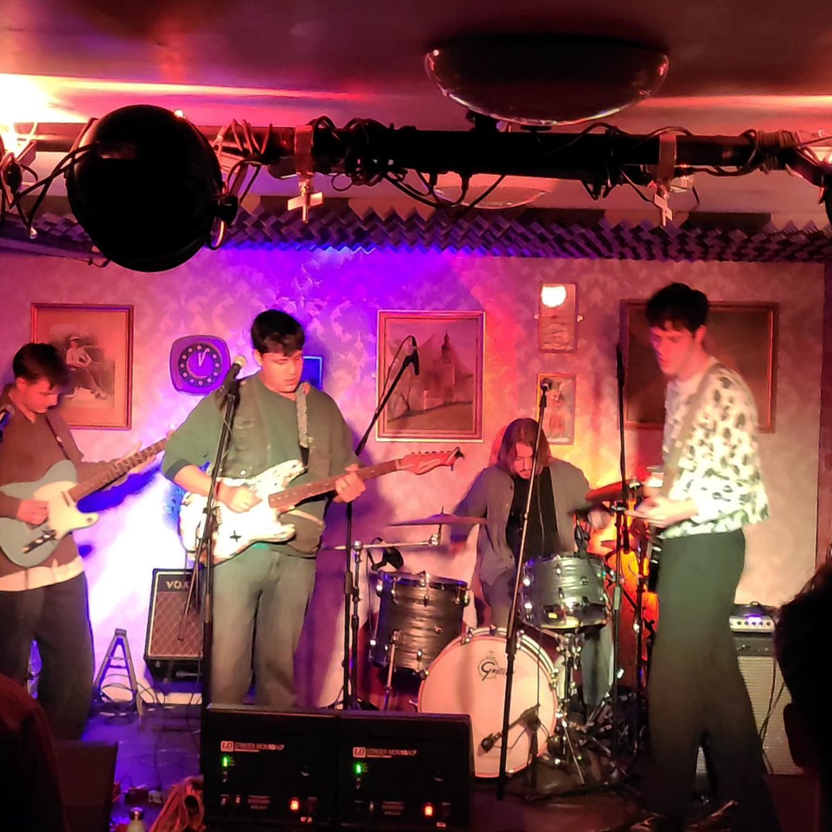oldy1's tweet photo. 2 good young bands @GraystonThe last night, self driving cars &amp; @SuperstoreBand and all for the price of less than 2 pints https://t.co/k4X1u6oiY2