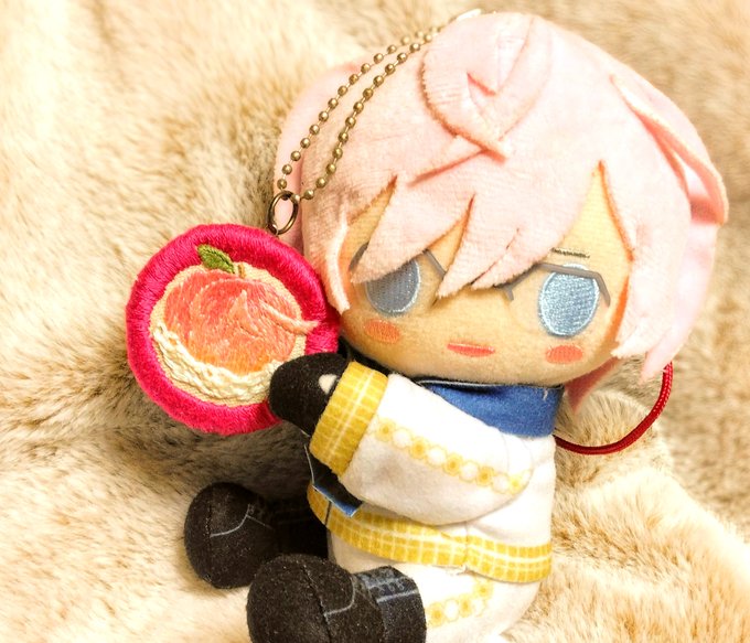 ※自作ぬい うろんな桃チャームできたのでぴたぬい亀甲くんにもってもろた!! ついでに作ったうろんなモノたち集合させてタグにお邪魔をば。 #とうらぶ手芸部