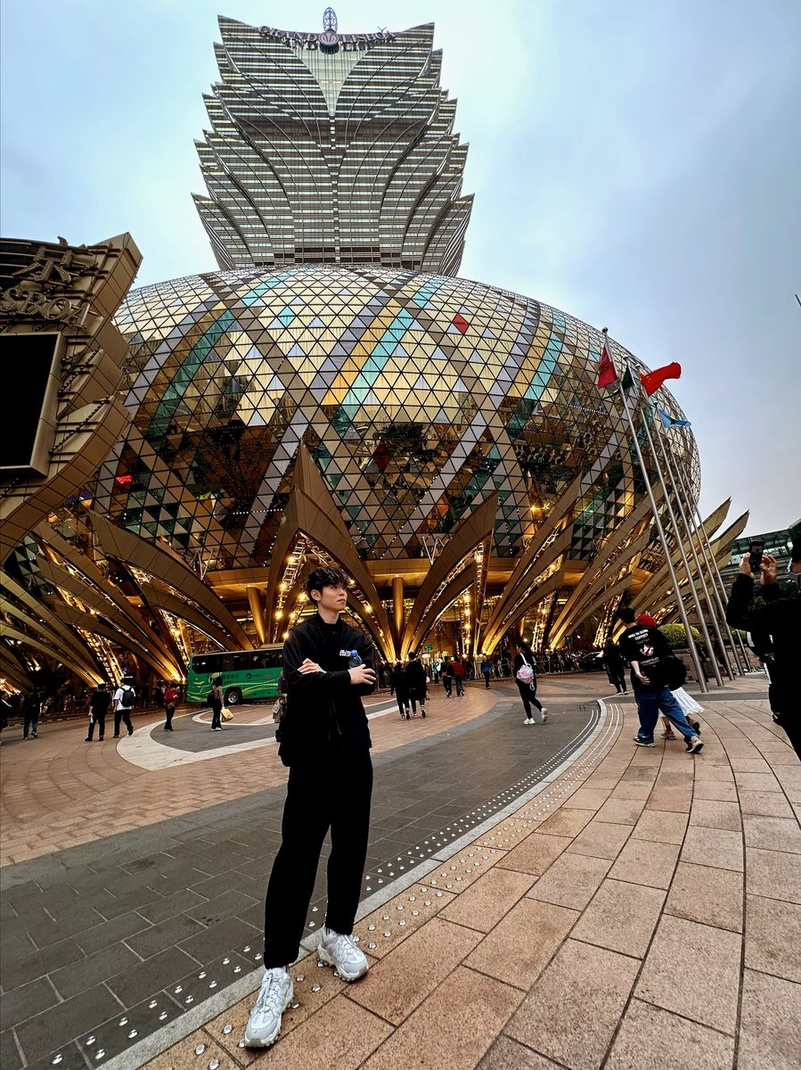 kyotost1's tweet photo. from香港🇭🇰

お金で遊ぶ人とお金に遊ばれてる人
人間の欲望の殆どが詰まってる街でした。
色々狂ってる街だけど、狂ってるからこそ、この面白さが表現できるのだと。
エンタメとはまた違う、良い表現が見つかりませんが、そう思いました👌

インスピレーションもガンガン湧いたので日本でも頑張る🇯🇵 https://t.co/0V5IoawDgi
