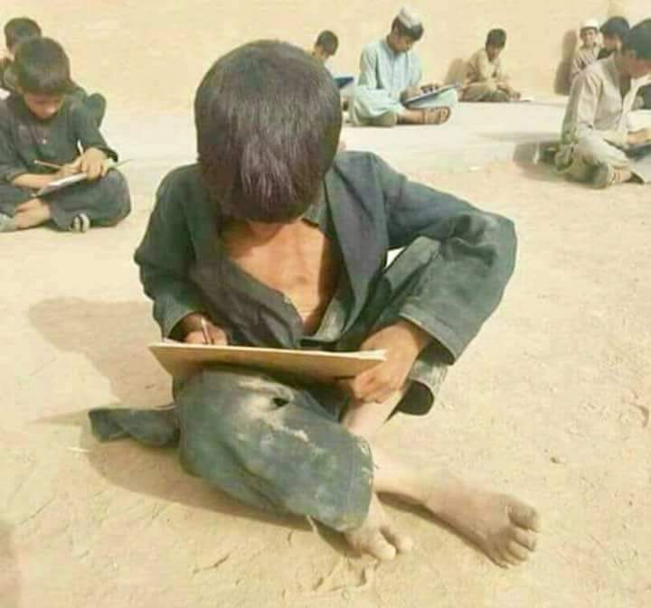 NasirSWani's tweet photo. مسئلہ کچھ تو ہے بچے کا جو تختی پہ یونہی کبھی روٹی تو کبھی سیب بنا دیتا ہے۔ https://t.co/YGaENrdMiA