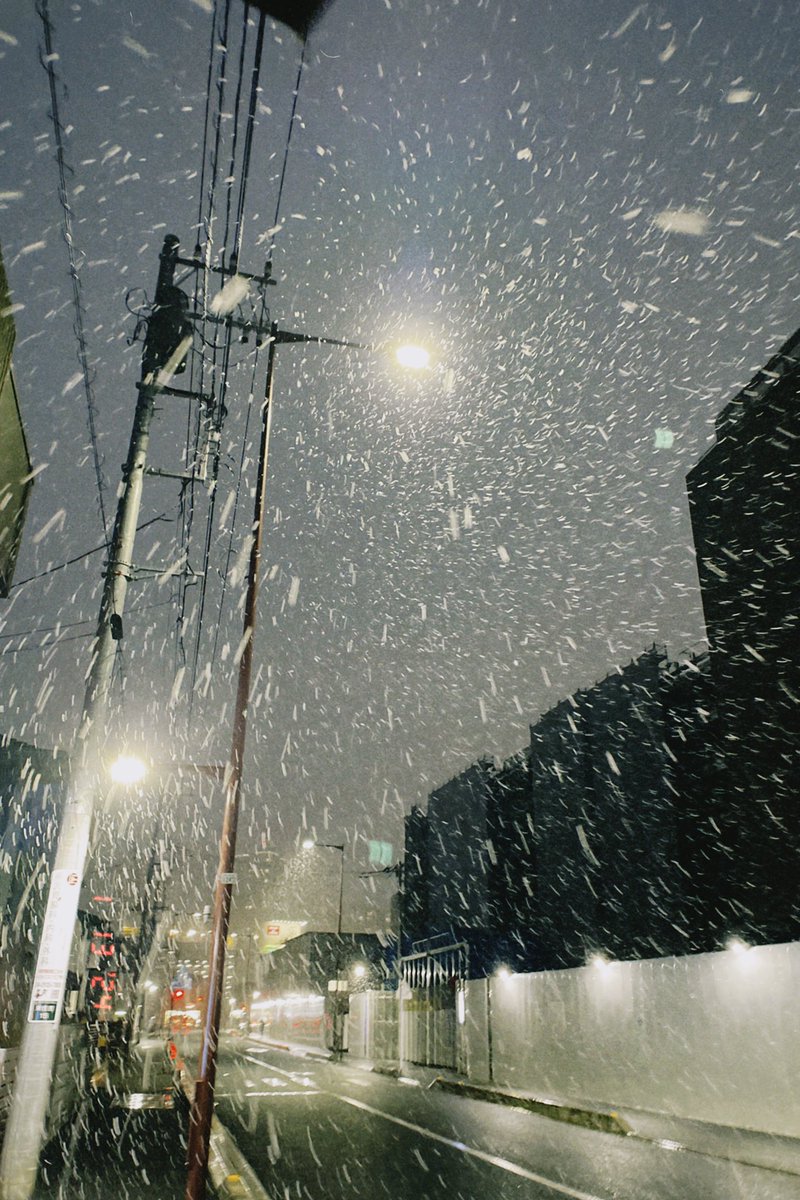 camera_rara173's tweet photo. 雪が降ってきました。
今年もよろしくお願いします。 https://t.co/4ZVJZkgnVE