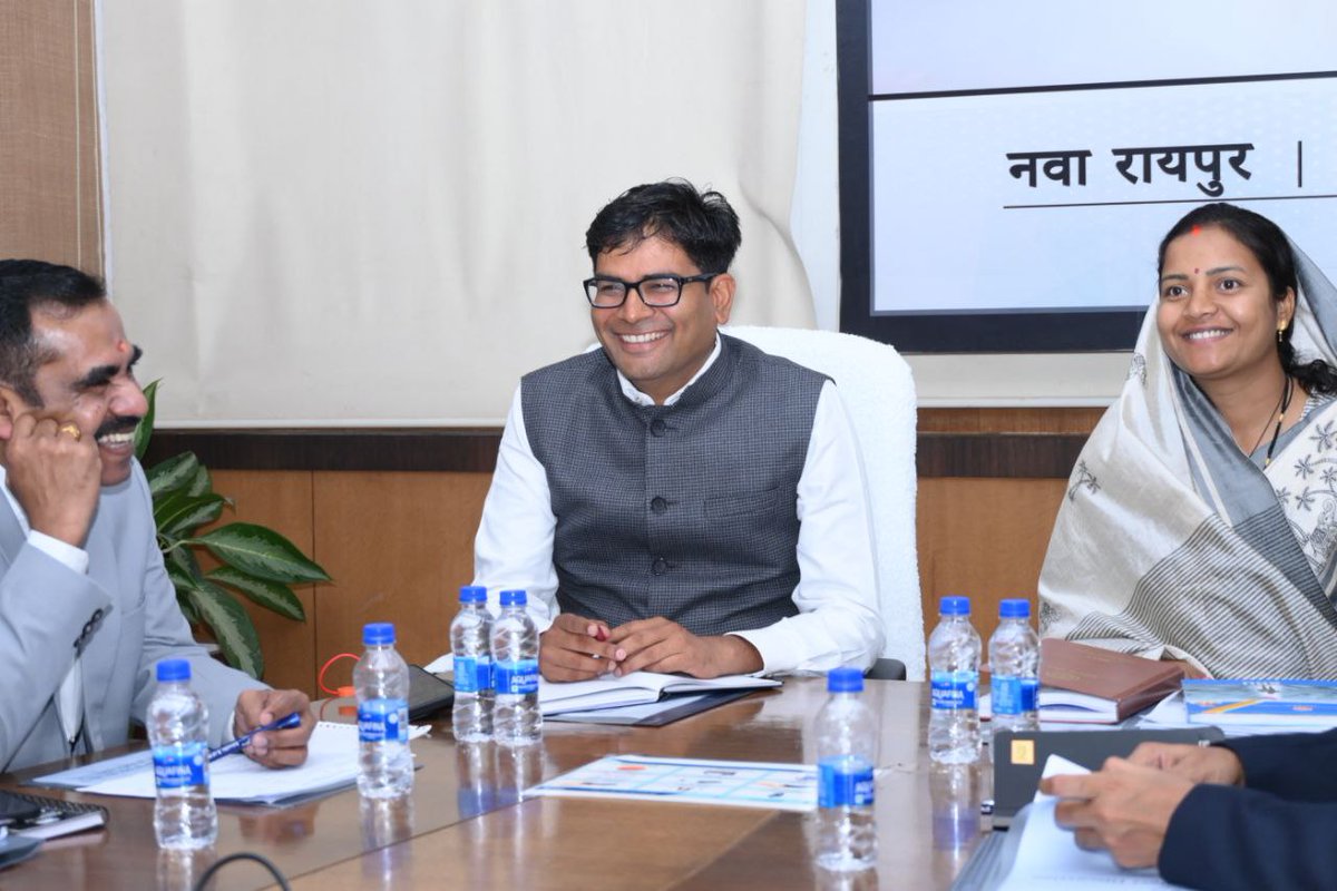 OPChoudhary_Ind's tweet photo. महिला एवं बाल विकास विभाग के बजट सत्र में -
आज महानदी भवन, मंत्रालय में मंत्री श्रीमती लक्ष्मी राजवाड़े जी की उपस्थिति में विभाग के वरिष्ठ अधिकारियों के साथ चर्चा हुई।

बैठक में महतारी वंदन योजना, प्रधानमंत्री मातृवंदना योजना, मुख्यमंत्री कन्यादान योजना व एकीकृत बाल विकास सेवा योजना जैसी महत्वपूर्ण योजनाओं के बजट को लेकर विस्तृत चर्चा हुई। 

इस दौरान राज्य स्तरीय स्कीमों का एकीकरण कर अम्ब्रेला स्कीम तथा एकीकृत योजनाओं के लिए सिंगल निगरानी पोर्टल बनाने के सुझाव भी दिए।

@PMOIndia @narendramodi @vishnudsai @LaxmiRajwade21 @ChhattisgarhCMO @BJP4CGState @BJP4India