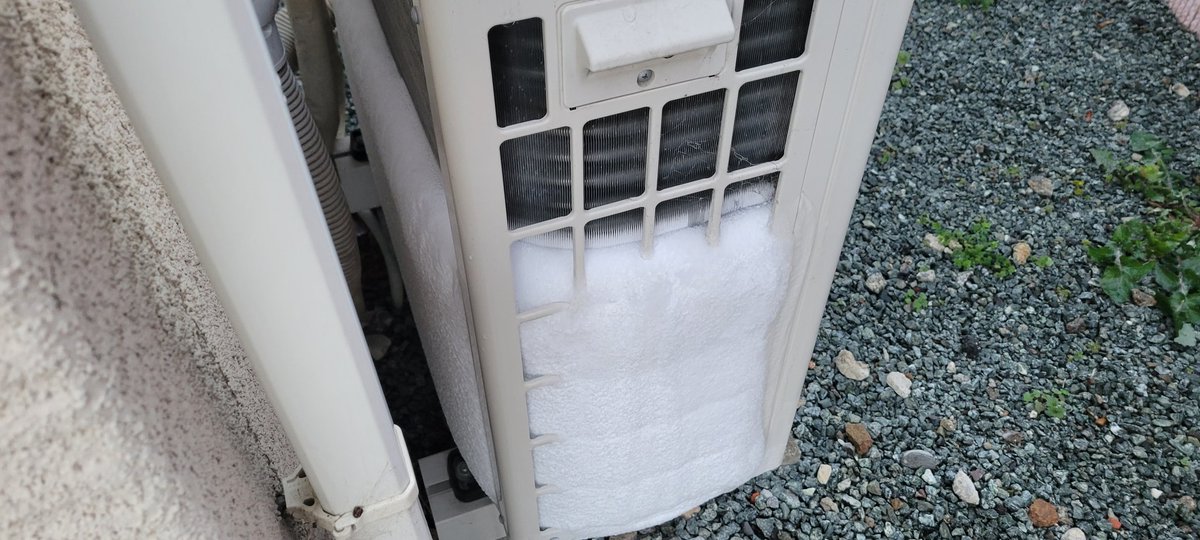 家の室外機(床暖房兼用)のフィンが、凍る？
ドライアイスみたいに固く、ファンが当たって異音がしてます。
誰か原因わかる人いないかな...🥺
