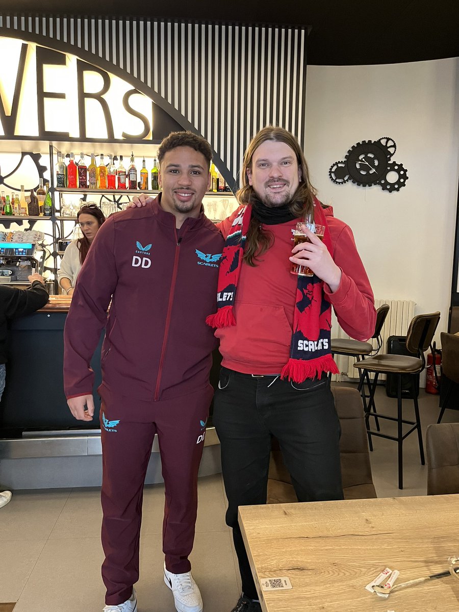 deflemmy's tweet photo. Cheeky pint with Dan Davis before the match #CLEvSCA https://t.co/DEGg7tZRu8