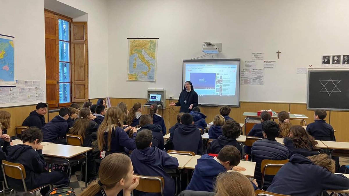 Sacrocuore's tweet photo. Tutta la Scuola Media in preparazione per la settimana di preghiera per l’unità dei cristiani (18-25 gennaio) con un incontro introduttivo sulla Giornata della Memoria tenuto da Madre Christine 📚 https://t.co/ozXxE6sTwx