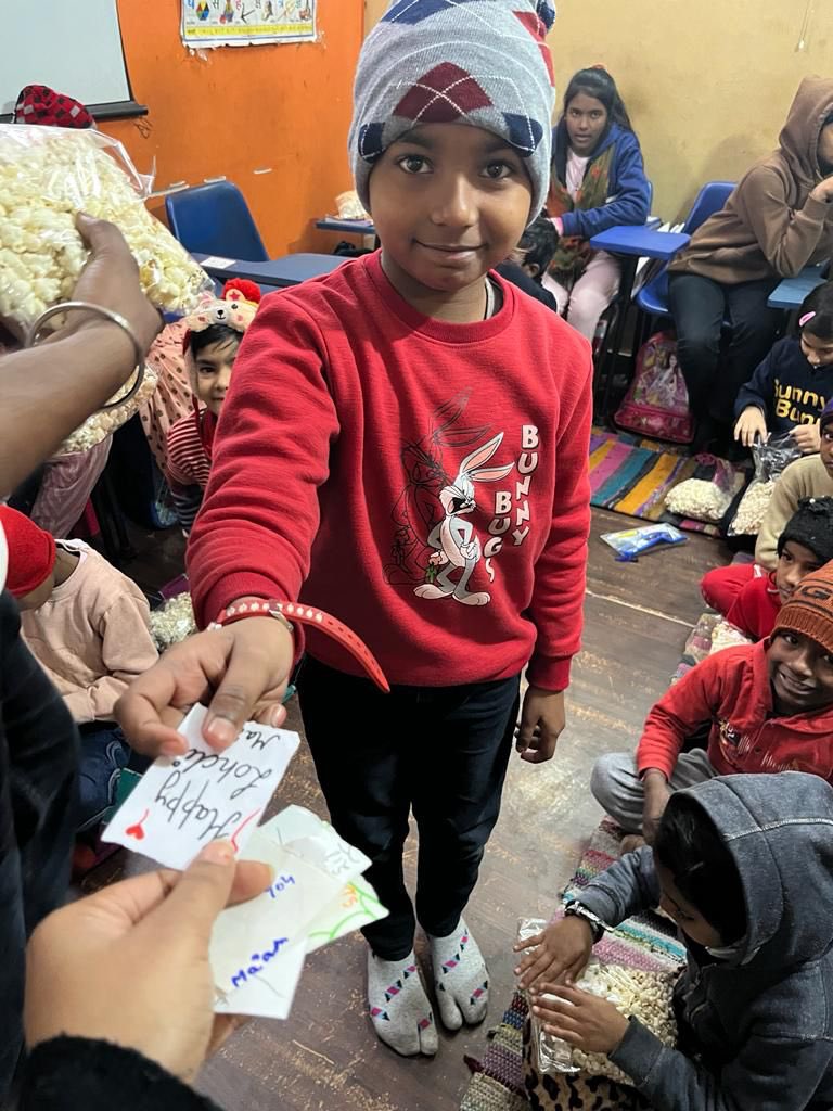 sonalgoelias's tweet photo. #LohriCelebration with a touch of warmth 💕
Cheers to the dedicated team at #SarvaHitam Manav Seva Sansthan for #ProjectAruna , who brightened up the day for kids at Bal Seva Sansthan, Delhi by distributing popcorn, rewdi, and peanuts. 👏🍿🥜
Sending gratitude to all involved and a call to continue these impactful efforts.
Let's keep making a positive mark in society 🌟🤝 🙏
#SpreadJoy #FestiveSpirit #LohriCelebration #ShareTheJoy
#SarvaHitam