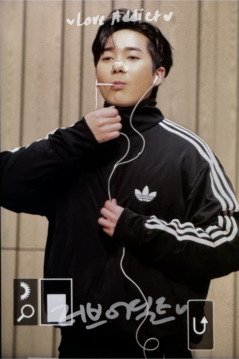 LoveAddict_0315's tweet photo. 240113 시그 팬싸인회 프리뷰 아론
동네 골목 가면 이런 오빠 없다고
#Aaron #곽아론 https://t.co/NGvKsZ4NNd