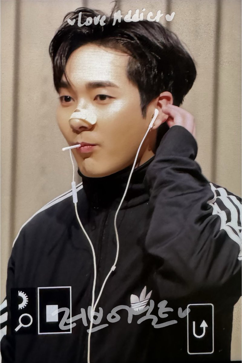 LoveAddict_0315's tweet photo. 240113 시그 팬싸인회 프리뷰 아론
동네 골목 가면 이런 오빠 없다고
#Aaron #곽아론 https://t.co/NGvKsZ4NNd