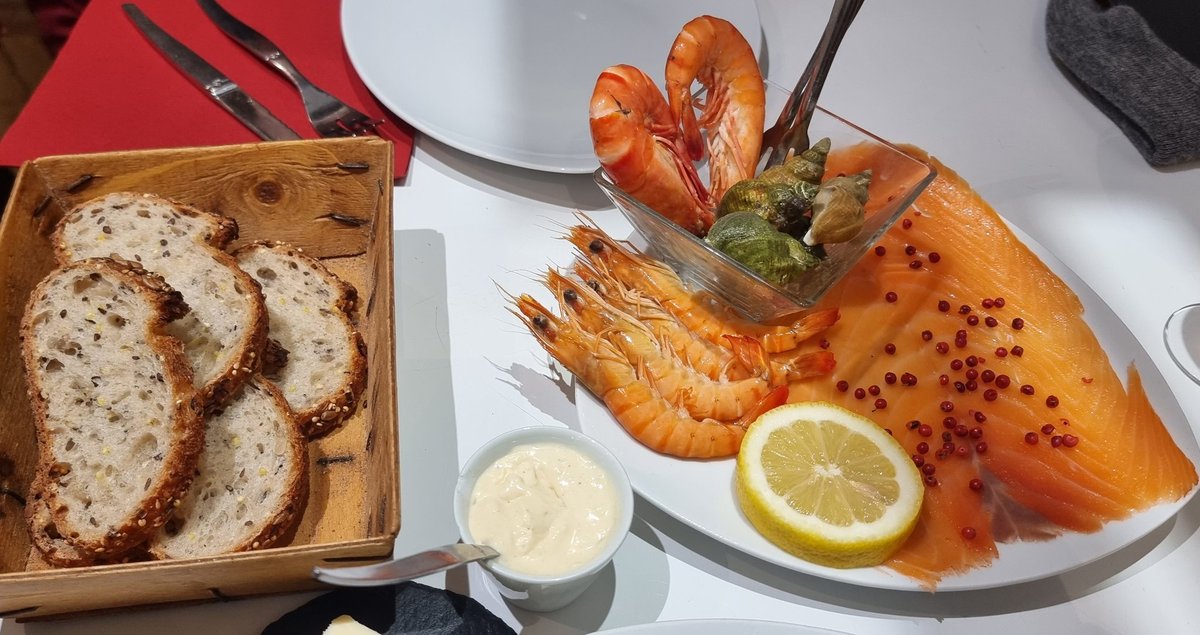 cookploration's tweet photo. Ate live oysters for the first time!
#Eatploration #FoodInParis #EuropeTrip https://t.co/oG5ipFHsSF