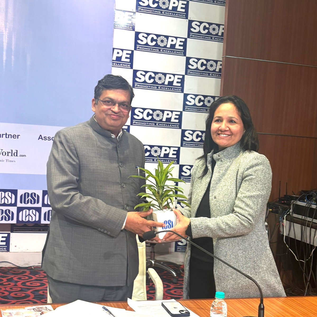 gopalkagarwal's tweet photo. इंसॉल्वेंसी प्रोफेशनल्स एंड रजिस्टर्ड वैल्यूज आधारित प्रथम राष्ट्रीय सम्मेलन में शामिल हुआ

आज नई दिल्ली में @icsi_cs द्वारा आयोजित 'इंसॉल्वेंसी प्रोफेशनल्स एंड रजिस्टर्ड वैल्यूज' पर आधारित प्रथम राष्ट्रीय सम्मेलन में बतौर प्रख्यात वक्ता सम्मिलित हुआ। जिसमें दिवालियापन के मूल्यांकन में सम्भावनाओं, उपलब्धियों व आकांक्षाओं पर विमर्श हुआ।
इस दौरान सीएस वीरेंद्र गंडा जी, अमरजीत सिंह चंडहोक जी, सीएस एनपीएस चावला जी, @RanjeetPandeyCS जी, डॉ अशोक कुमार मिश्रा जी व अन्य गणमान्य जन भी उपस्थित थे।

@blsanthosh @Bhupendraupbjp @idharampalsingh #gopalkagarwal