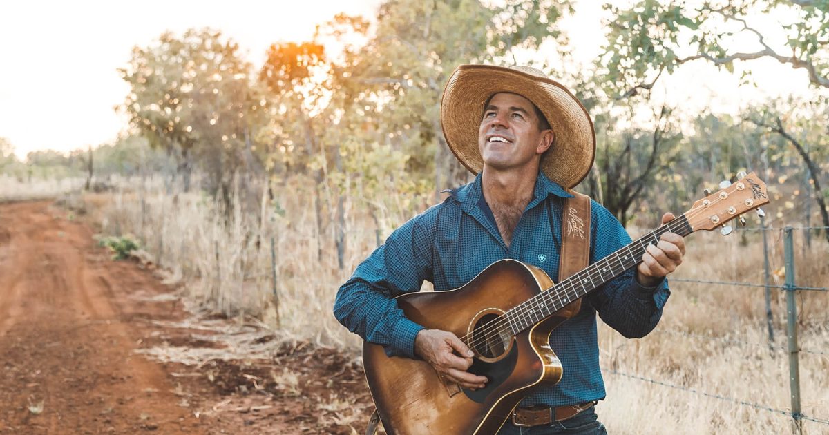 Tom Curtain is coming to the Riverina in February, and he's bringing goats, horses, dogs and some incredible tunes ow.ly/WpIq50Qqe0s