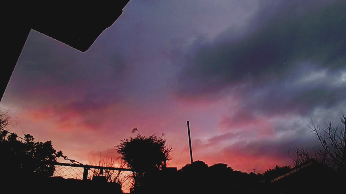 #イマソラ 
#ユウソラ 
#夕焼け 
#曇り空 
#evening 
#eveningsky 
#sunset 
#sunsetclouds 
#cloudsky
