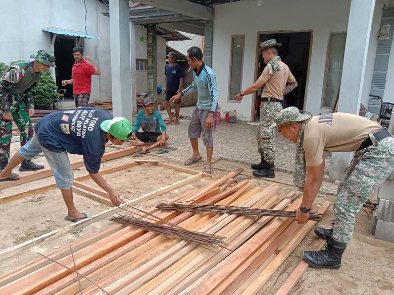 8/1/2024

🇮🇩🇲🇾 soldiers worked together to help fix water pipes and houses for local communities in Temajuk, West Kalimantan

#TNI #TDM #ForwardPresence

📸TNI AD / 16th FAB