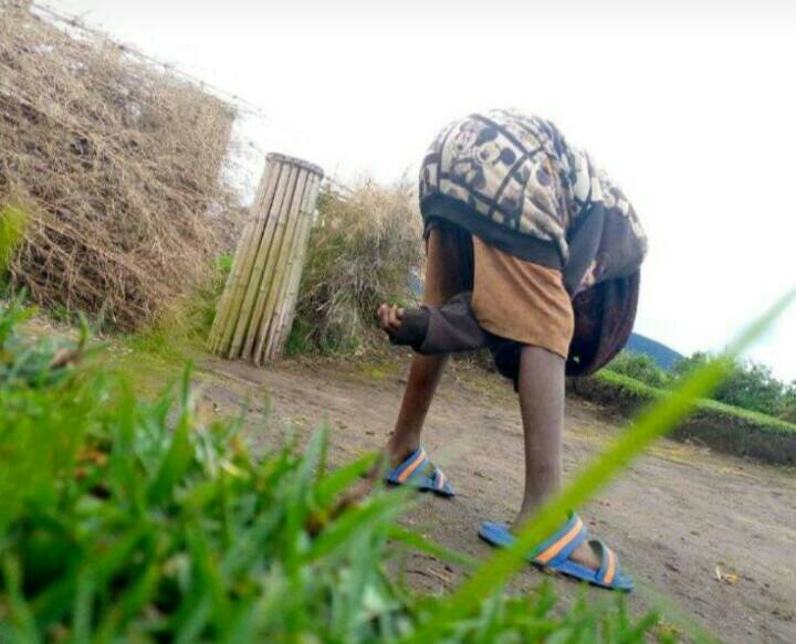 🤣Formule magique:"Nyamanza we twara iryinyo ryawe ribi,umpe iryinyo ryanje ryiza".Nasanze  muzindi ntara uwo mugirwa umwana ahongotse yawugirira mu cumba kiryamamwo abavyeyi biwe. Iryinyo hameze irihatanye kugira rigororoke wajana kwa nyogosenge agacishako umweko akenyeza impuzu