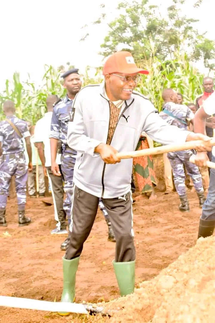 BubanzaCommune2's tweet photo. 1/7 #Burundi:Kuri uyu wa 13/1/2024,Nyeniteka Umukuru w'Inama @nshingamateka y'Uburundi, gifadikanije n'abenegihugu bo muri @BubanzaProvince ,mu bikorwa rusangi vyo gusibura ibarabara ryitiriwe #Nzihemba ,Ku mutumba #Rugunga #Gihungwe muri Komine #Gihanga.
#Ayiwacu. https://t.co/L3gVI9Snlw
