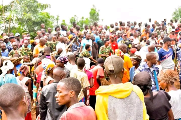 BubanzaCommune2's tweet photo. 1/7 #Burundi:Kuri uyu wa 13/1/2024,Nyeniteka Umukuru w'Inama @nshingamateka y'Uburundi, gifadikanije n'abenegihugu bo muri @BubanzaProvince ,mu bikorwa rusangi vyo gusibura ibarabara ryitiriwe #Nzihemba ,Ku mutumba #Rugunga #Gihungwe muri Komine #Gihanga.
#Ayiwacu. https://t.co/L3gVI9Snlw