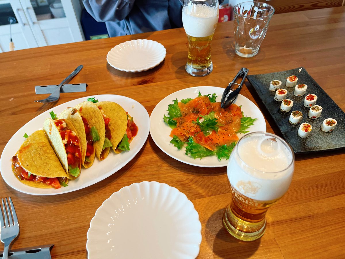 kanoon402's tweet photo. 今日も友達とお家飲み🍻
なんとビールサーバーを頂いた！
泡が本格的になる🤤
ビールに合いそうなメニューにして
いちごのショートケーキを焼いたよ〜🍰 https://t.co/QUQfN45DKX