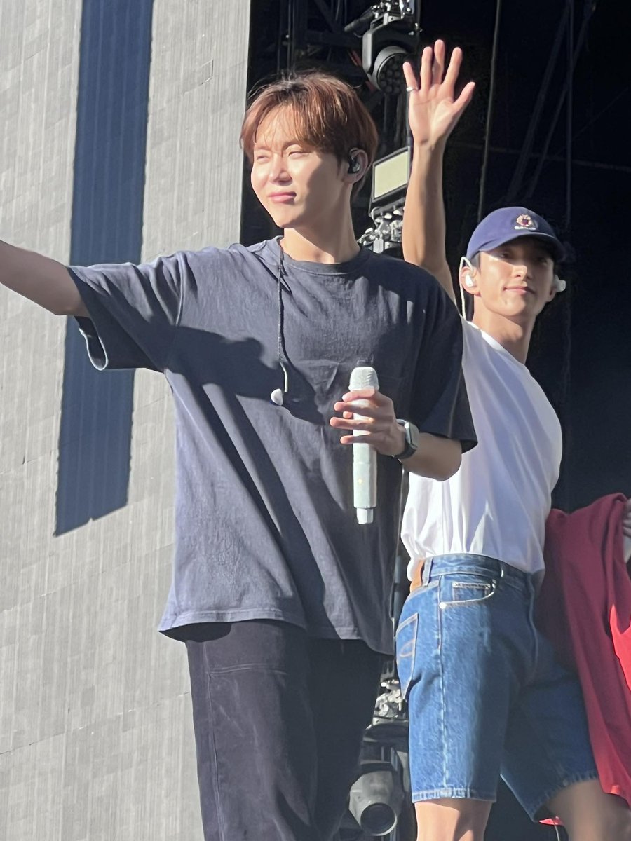 acoustisay's tweet photo. boo seungkwan today's soundcheck!! 

#SEVENTEENinBULACAN https://t.co/jprjyAQH07