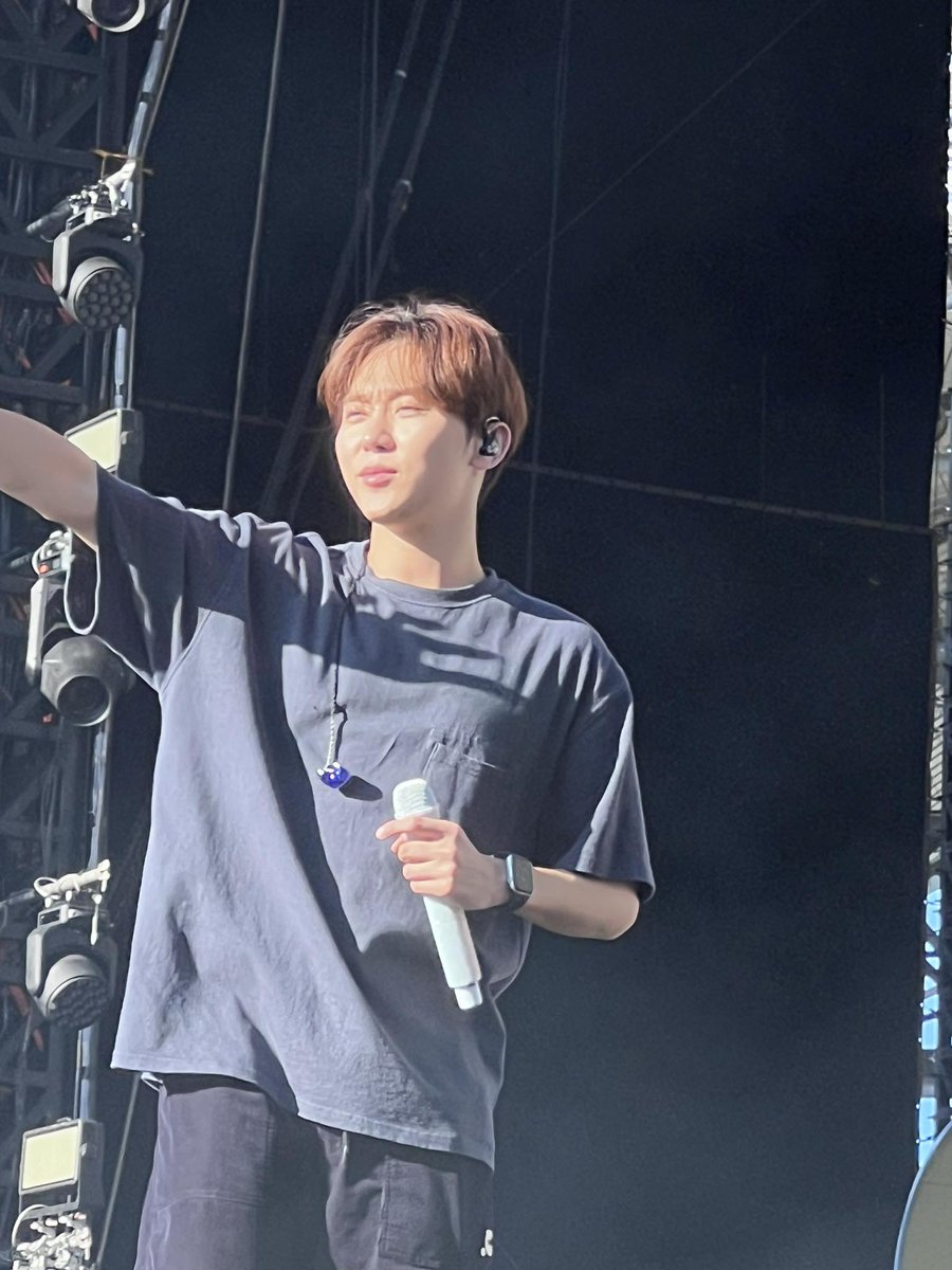 acoustisay's tweet photo. boo seungkwan today's soundcheck!! 

#SEVENTEENinBULACAN https://t.co/jprjyAQH07