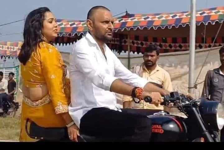 chaakirevu's tweet image. సమాజంలో బూతుకు 
లిఫ్ట్ ఇస్తుంది నీలి టీవీ 9

కృతజ్ఞతతో లిఫ్ట్ ఇచ్చాడు 
హసీనాకు బూతుల నాని. #BlueMix