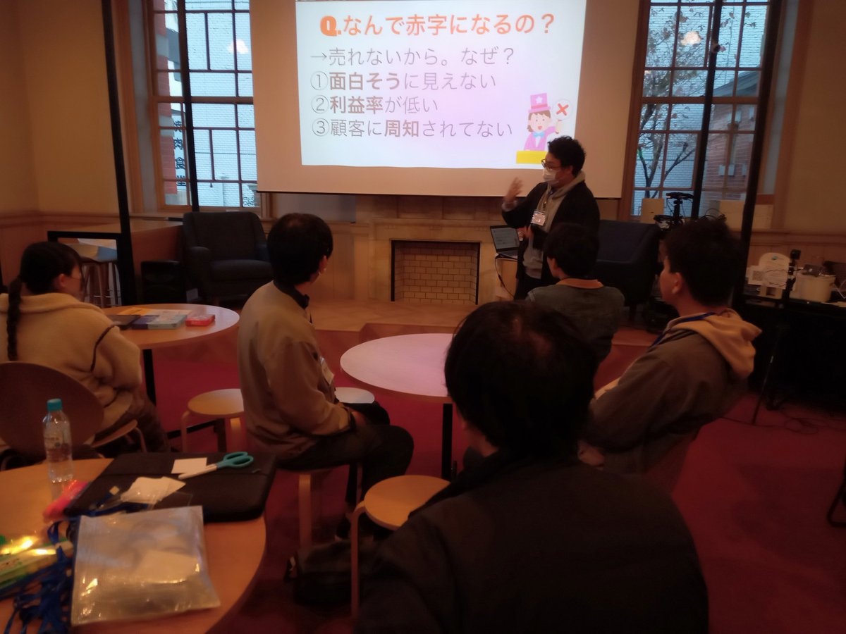 tukuruttyan's tweet photo. 本日の交流会も始まりました！
ボドゲについて熱く語ってもらってます！ https://t.co/GeALpzHx8u