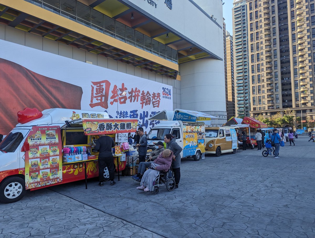 The crowd at the KMT rally is still pretty sparse, though thankfully there are food trucks.