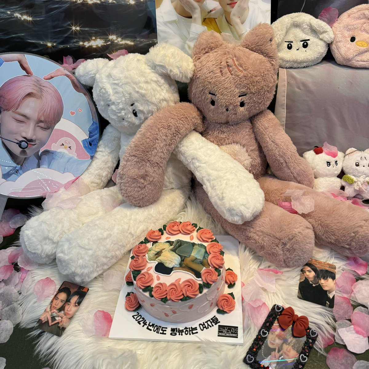 정말 아름다운 모임이었습니도... 
미소녀들과 함께 빵뉴 얘기만 실컷 한,,

 #2024년에도_빵뉴하는_여자들