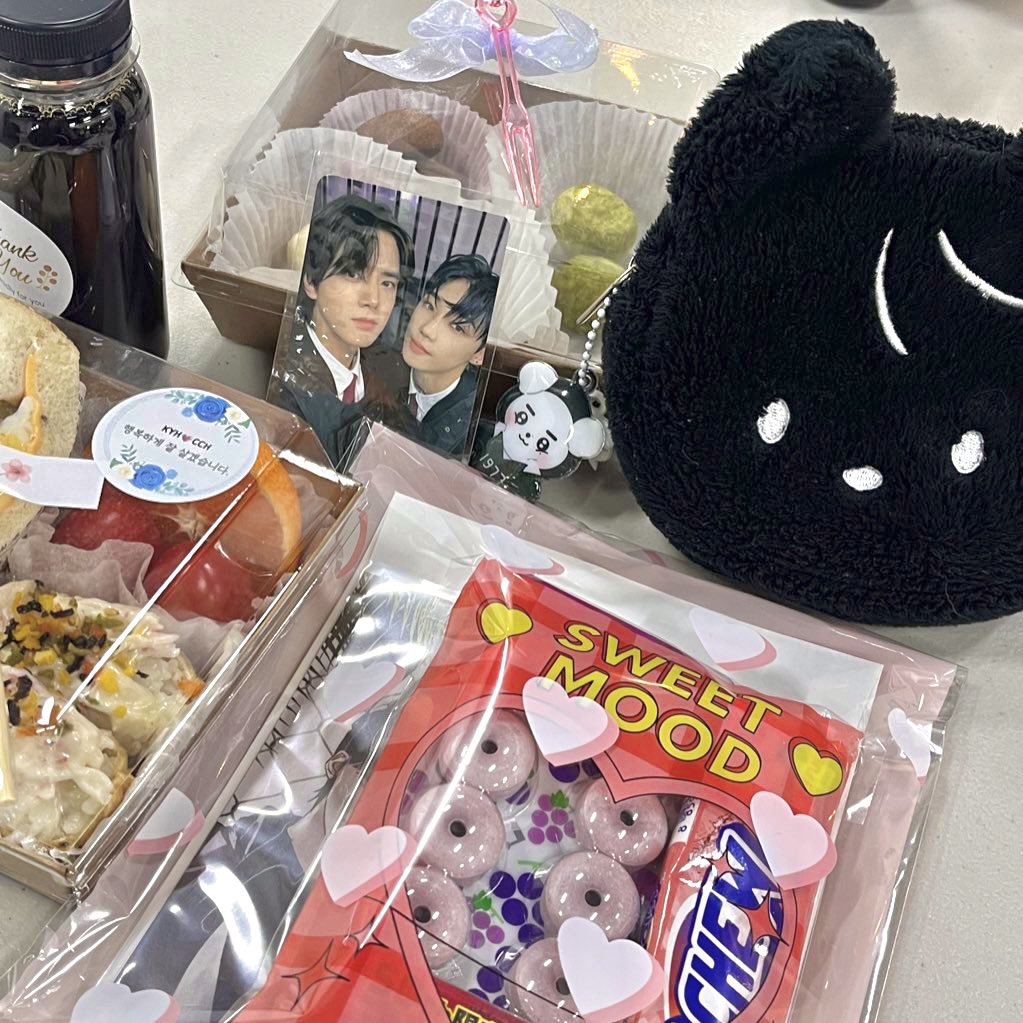 파랑핑크 야당여당의 화합을외친 여성
너무 즐거웠어요⸝⸝ʚ̴̶̷̆ ̯ʚ̴̶̷̆⸝⸝고향의맛..아주굳....

#2024년에도_빵뉴하는_여자들