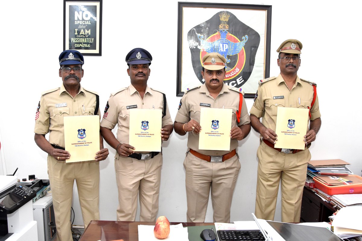Kadapa_Police's tweet photo. బద్వేలు రూరల్ పరిధిలో యువతి హత్య కేసులో ముద్దాయిలపై నేర నిరూపణ చేసి యావజ్జీవ కారాగార శిక్ష పడేందుకు కృషి చేసిన ఎస్.ఐ, సిబ్బందిని అభినందించి,
ప్రశంసా పత్రాలు అందచేసిన
జిల్లా ఎస్.పి శ్రీ సిద్దార్థ్ కౌశల్ ఐ.పి.ఎస్ గారు
#KADAPAPOLICE
#APPOLICE
#PUNISHMENT
#IMPLIMENTATION https://t.co/k8nNguoT5L