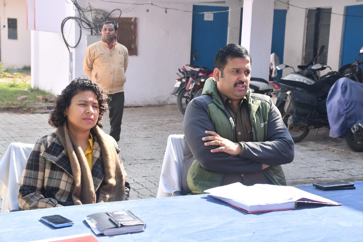 DM_Banda1's tweet photo. पुलिस अधीक्षक के साथ कोतवाली देहात थाना बाँदा में संपूर्ण थाना दिवस का आयोजन किया गया। पुलिस एवं राजस्व से संबंधित शिकायतों को सुनते हुए उनके समयबद्ध व गुणवत्तापूर्वक निस्तारण के  निर्देश संबंधित अधिकारियों को दिए गए। @CMOfficeUP https://t.co/hm3ycJ1aLb