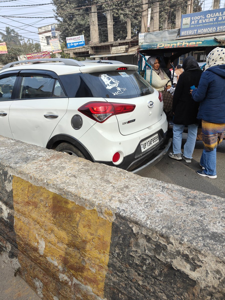 TygiAmitabh's tweet photo. Wrong side driving in jam #uptrafficpolice https://t.co/AFLwhLiLXI