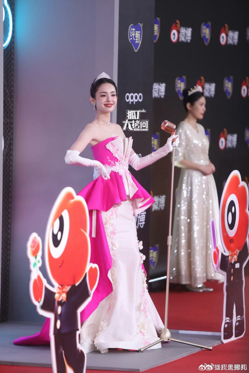 GorgeousNazha's tweet photo. Winner of the beauty pageant 👑

#Gulinazha #Gulnazar #Nazha
#古力娜扎 #娜扎 #گۈلنەزەربەختىي https://t.co/Aj1qbDYXKc