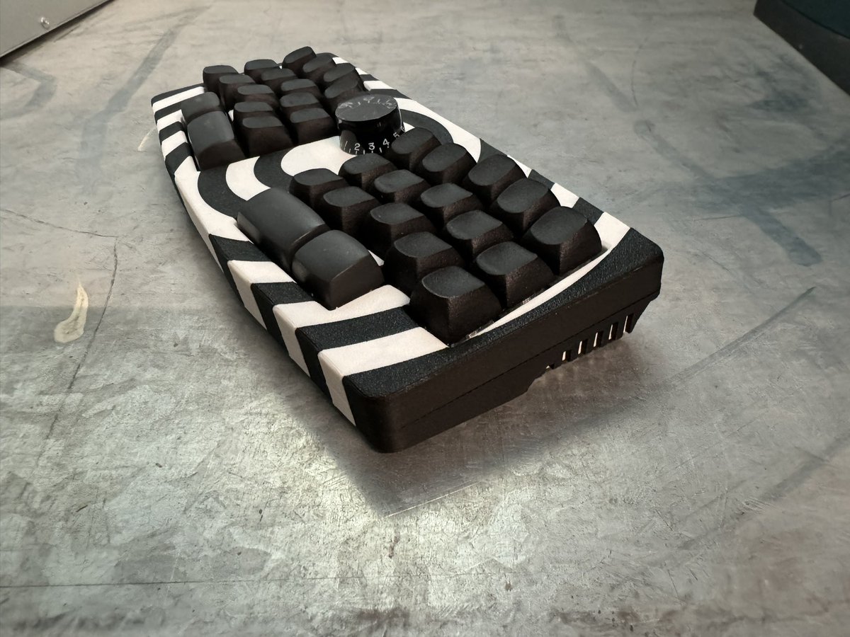 inkOne's tweet photo. Just a reminder, the cool #keyboard stuff happen on mastodon 😎
Just a teaser… 
#ZakkWylde #LeChiffre with Gibson LePaul knob 

https://t.co/AdMILoDE54 https://t.co/39YFHiPf0m