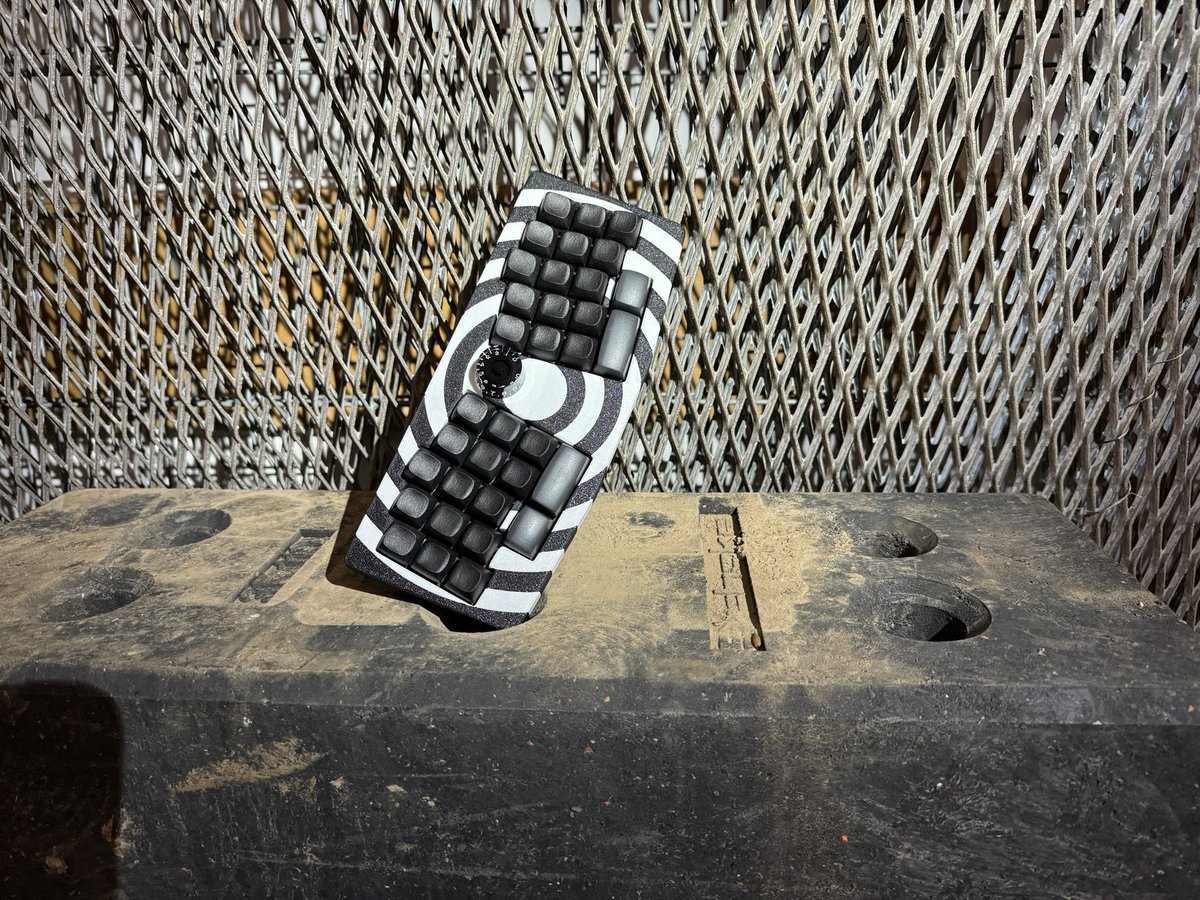 inkOne's tweet photo. Just a reminder, the cool #keyboard stuff happen on mastodon 😎
Just a teaser… 
#ZakkWylde #LeChiffre with Gibson LePaul knob 

https://t.co/AdMILoDE54 https://t.co/39YFHiPf0m