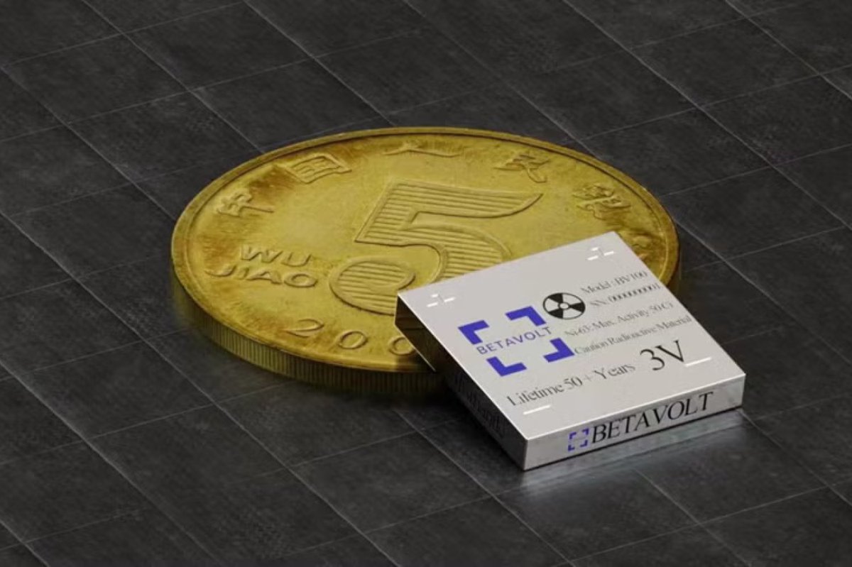 _atasari's tweet photo. Betavolt, Çin merkezli bir firma, 50 yıl boyunca şarj edilmeden çalışabilen bataryasını tanıttı. 

Bu batarya ile cep telefonlarının şarj edilmediği bir döneme girebiliriz — veya inmeden uçan drone’lar hayatımızın normali olabilir 🤯 https://t.co/b7rReedaJ3