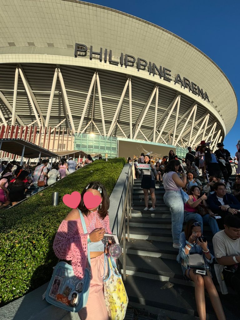 unvrstudio's tweet photo. we’re here at the staircase next to the caratzone exit!! giving away the freebies now ☺️ https://t.co/kuCROIFzwr