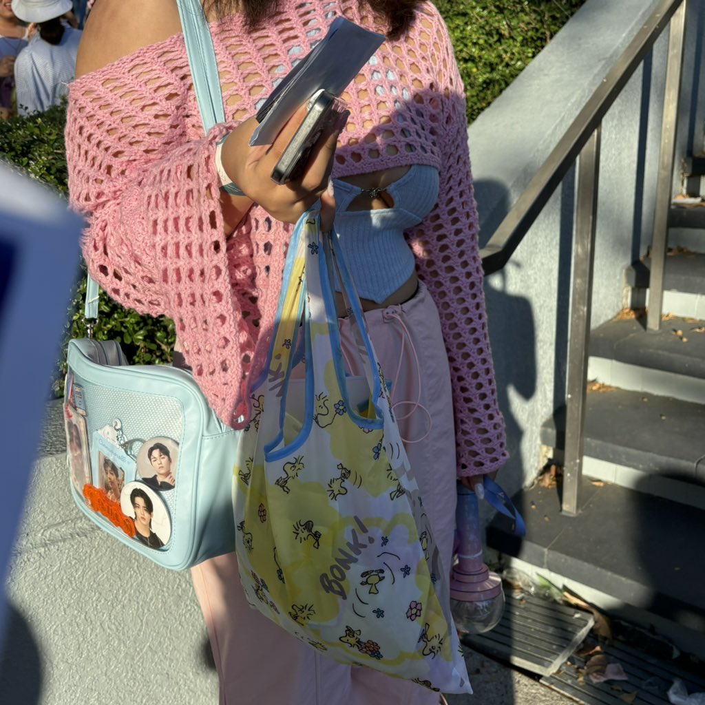unvrstudio's tweet photo. we’re here at the staircase next to the caratzone exit!! giving away the freebies now ☺️ https://t.co/kuCROIFzwr